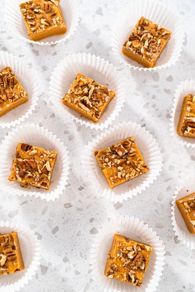 Yapımı Balkabağı Aromalı Şekerleme Parçaları Mutfak Tezgahında Beyaz Kağıt Kapkek — Stok fotoğraf