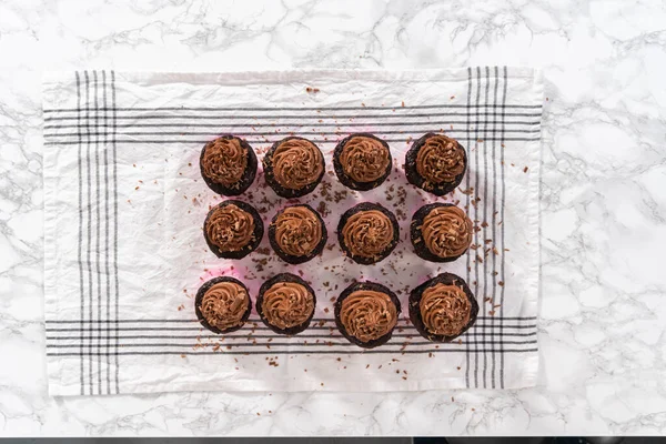 Ett Platt Ligg Piping Choklad Ganache Glasyr Ovanpå Choklad Muffins — Stockfoto