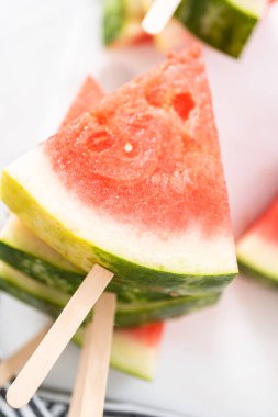 Şili limonlu karpuz patlatmak için olgun kırmızı karpuz dilimliyorum..