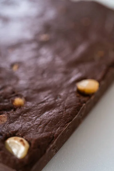 Scoring Schokolade Macadamia Fudge Mit Einem Radteigausstecher Zum Schneiden Kleine — Stockfoto