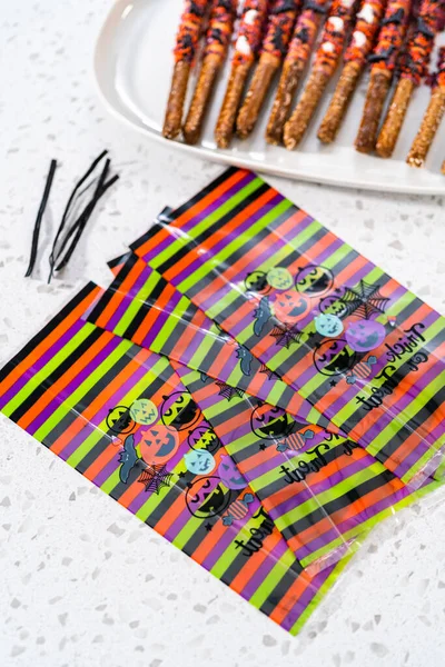 Packaging Halloween Chocolate Covered Pretzel Rods Sprinkles Gift Bags — Stock Photo, Image