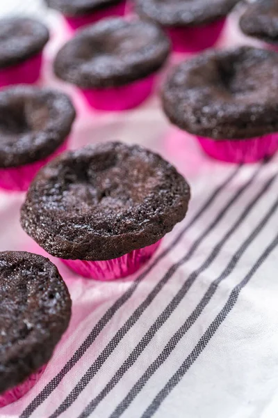 Refroidissement Cupcakes Chocolat Fraîchement Cuits Sur Une Serviette Papier — Photo