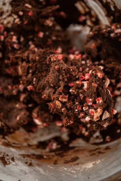 Skládání Mátové Čokoládové Lupínky Čokoládového Těsta Pečení Čokoládových Sušenek Peprmintovými — Stock fotografie