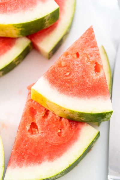 Snijden Gerijpte Rode Watermeloen Chili Limoen Watermeloen Pops Bereiden — Stockfoto