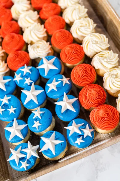 Arranging Mini Vanilla Cupcakes Shape American Flag — стоковое фото