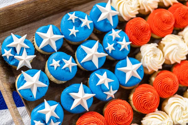Arranging Mini Vanilla Cupcakes Shape American Flag — 스톡 사진