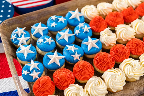 Arranging Mini Vanilla Cupcakes Shape American Flag — Fotografia de Stock