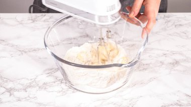 Adım adım. Mini krep gevreğinin malzemelerini karıştırıyorum..