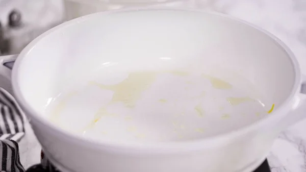 Fritar Ovos Frescos Numa Frigideira Branca — Fotografia de Stock
