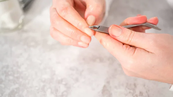 Kobieta Kończąca Manicure Domu Prostymi Narzędziami Manicure Wycinanie Naskórków Wokół — Zdjęcie stockowe