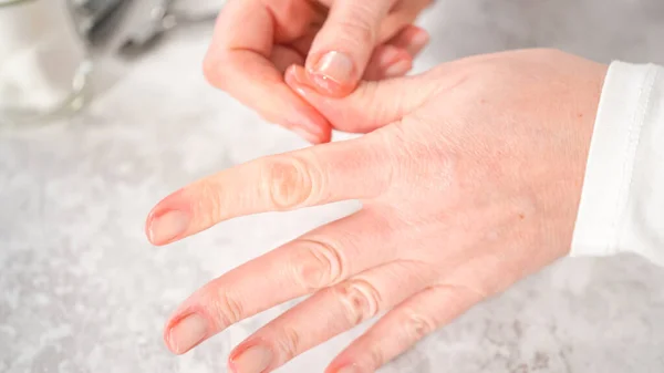 Kobieta Kończąca Manicure Domu Prostymi Narzędziami Manicure Stosowanie Oleju Naskórkowego — Zdjęcie stockowe