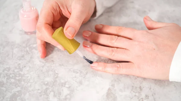 Kobieta Kończąca Manicure Domu Prostymi Narzędziami Manicure Malowanie Paznokci Lakierem — Zdjęcie stockowe