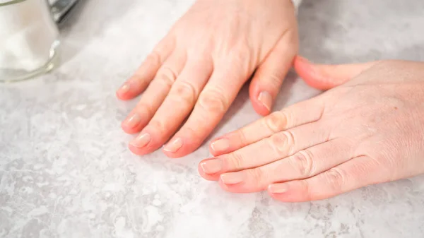 Mulher Terminando Sua Manicure Casa Com Ferramentas Simples Manicure Cortando — Fotografia de Stock
