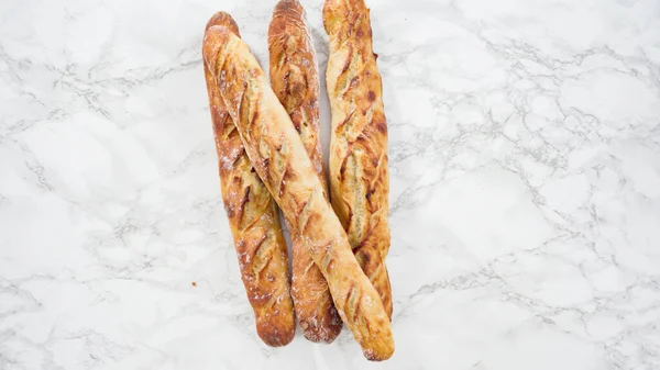 Плоский Лежал Свежеиспеченный Домашний Французский Хлеб Багета — стоковое фото