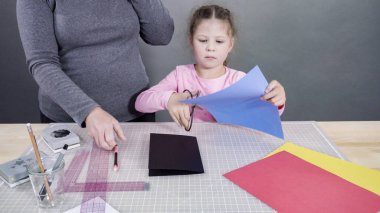 El yapımı Babalar Günü kartı hazırlayan küçük bir kız..