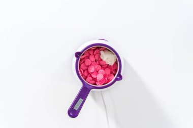 Düz yatıyordu. Çikolata parçalarını eritip, eriterek sevgililer günü için çikolata kaplı çubuk çubuk çubuklar yapmak..