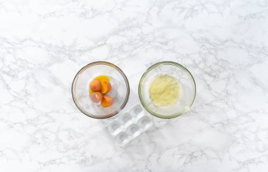 Paskalya kurabiyesi pişirmek için yumurta beyazı ve sarısı ayırmak.