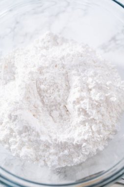 Yumurta likörü yapmak için cam karıştırma kaselerinde ölçülmüş malzemeler..