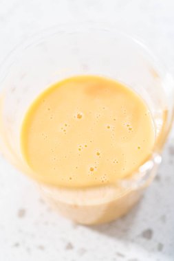 Şekerleme yapmak için cam karıştırma kabında ölçülmüş malzemeler..