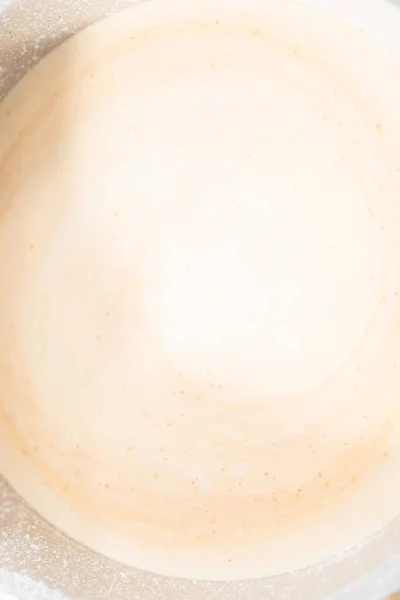 Verwarming Slagroom Een Pan Witte Chocolade Ganache Glazuur Maken — Stockfoto