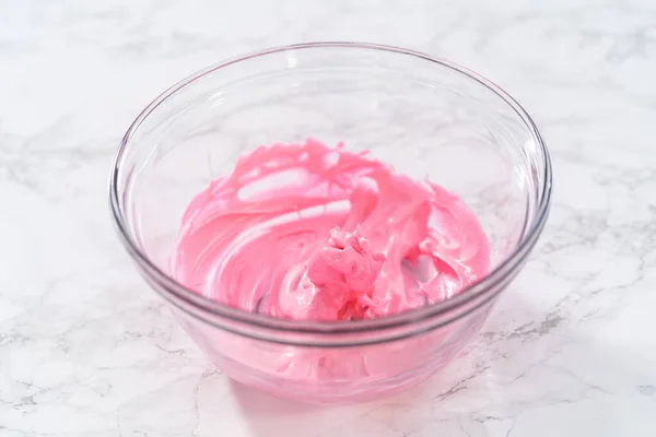 Αναμιγνύοντας Ροζ Χρώμα Τροφίμων Στη Μαρέγκα Για Ψήσετε Πασχαλινά Μπισκότα — Φωτογραφία Αρχείου