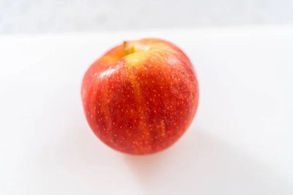 Rode Appels Dunne Plakjes Snijden Een Witte Snijplank — Stockfoto