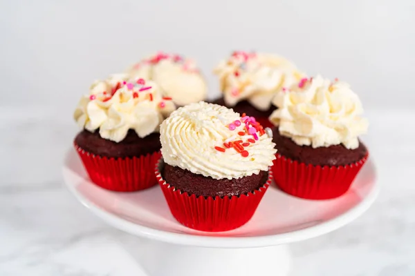 Čerstvě Upečené Sametové Cupcakes Bílou Čokoládou Ganache Polevou Zdobené Posypy — Stock fotografie
