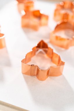 Kurabiye kesiciyi Noel kurabiyeli naneli şekerlemeyle dolduruyorum..