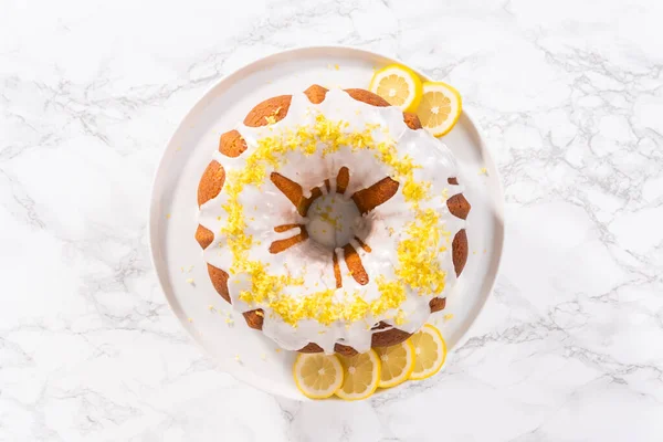 Flach Lag Zitronenkuchen Mit Zitronenschale Auf Kuchenständer — Stockfoto