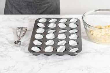 Hamur kepçesiyle kek hamuru pişirip kek tepsisine koymak ve kremalı mini vanilyalı kek pişirmek..