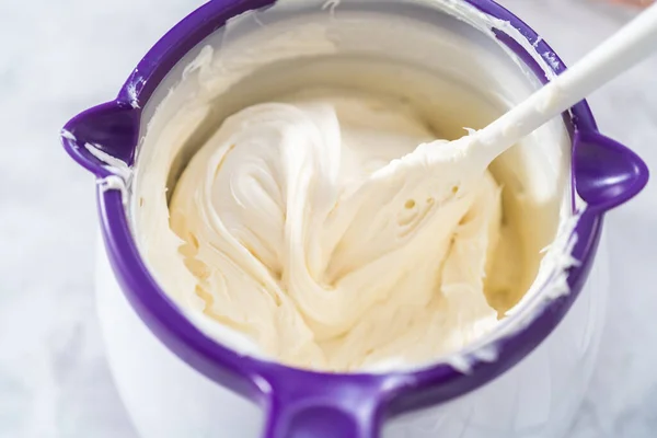 Derretendo Loja Comprado Cobertura Creme Manteiga Doce Melting Pot Para — Fotografia de Stock