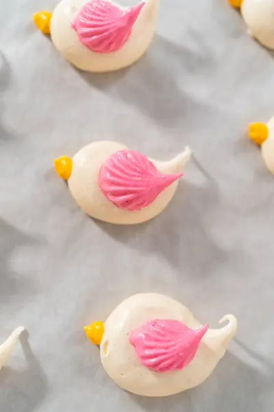 Biscoitos Merengue Páscoa Recém Assados Forma Pássaros — Fotografia de Stock