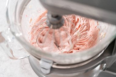 Çilekli tereyağlı kremayı çırpmak çırpılmış çırpılmış çırpılmış çırpılmış çırpılmış çırpılmış çırpılmış elektrikle karıştırmak..