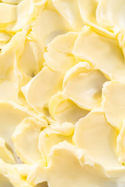 Montagem Placa Manteiga Com Legumes Pão Uma Tábua Corte Madeira — Fotografia de Stock