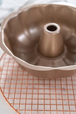 Mutfak tezgahında kek pişirmek için mutfak aletleri..