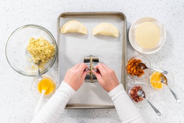 Düz yatıyordu. Börek hamurunu yumurta dolmasıyla doldurarak kahvaltıda yumurta ve tatlı patatesle börek yapmak..