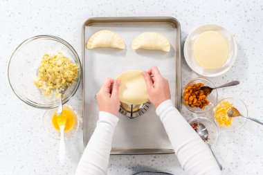 Düz yatıyordu. Börek hamurunu yumurta dolmasıyla doldurarak kahvaltıda yumurta ve tatlı patatesle börek yapmak..