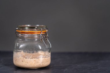 Ev yapımı buğday ekmeği. Cam bir mason kavanozunda başlangıç..