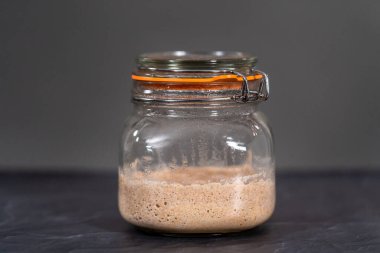 Ev yapımı buğday ekmeği. Cam bir mason kavanozunda başlangıç..