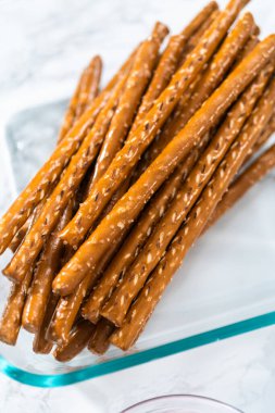 Deniz kızı çikolatalı çubuk kraker hazırlamak için cam karıştırma kabındaki malzemeler..