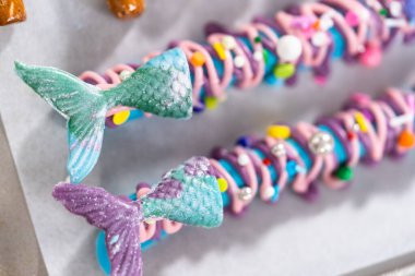 Deniz kızı çikolata çubukları pembe ve mor çikolata serpiştirilmiş ve serpiştirilmiş..