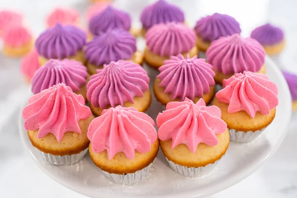 Mini Cupcakes Vainilla Recién Horneados Con Glaseado Crema Mantequilla Rosa —  Fotos de Stock