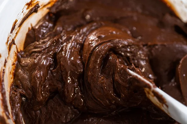 Smältning Choklad Chips Och Andra Ingredienser Ett Glas Blandning Skål — Stockfoto