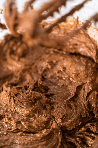 Mescolare Gli Ingredienti Umidi Una Grande Ciotola Vetro Cuocere Cupcake — Foto Stock