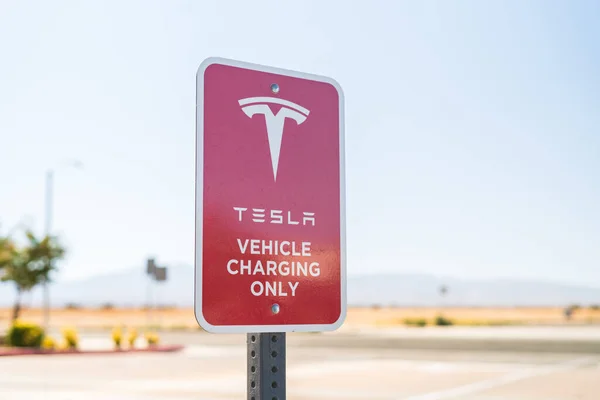 Hesperia California Usa October 2021 Tesla Overcharging Station — стокове фото