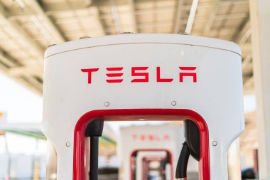 Baker, California, ABD-12 Ekim 2021 - Tesla gün boyunca süperşarj istasyonu.