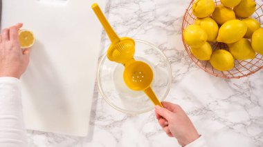 Düz yatıyordu. Adım adım. Küçük bir bardağa taze limon suyu sıkıyorum..