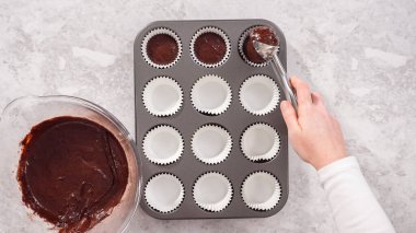 Düz yatıyordu. Adım adım. Kek kuyruğuna çikolatalı kek hamuru atmak..