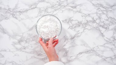 Adım adım. Düz yatıyordu. Tek boynuzlu at meringue kurabiyesi yapmak için cam bir kasenin içindeki malzemeler..