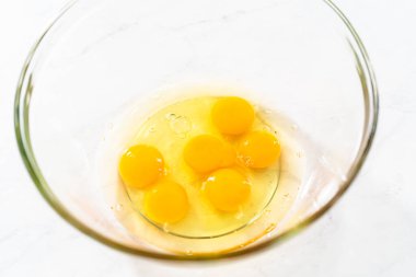 Limonlu yaban mersinli kek pişirmek için büyük bir bardakta ıslak malzemeler karıştırıyorum..